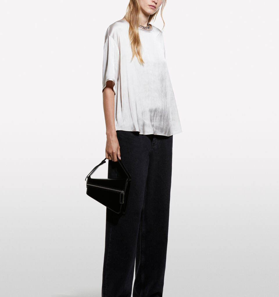 Blusa bege over fit em cetim - blusas para mulher - Bege | Sisley image number 1